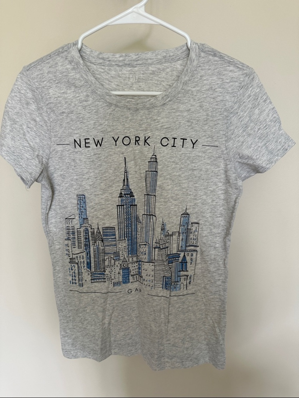 GAP Light Gray Short Sleeve Tee with Navy & Light Blue NYC Skyline